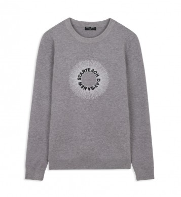 Áo len ghi thêu vòng tròn trắng trước ngực